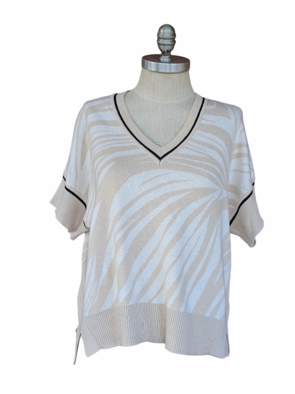 Lysse Anya Short Sleeve V-neck Sweater Preppy Zebra Print Beige/WhiteSzMediumEUC